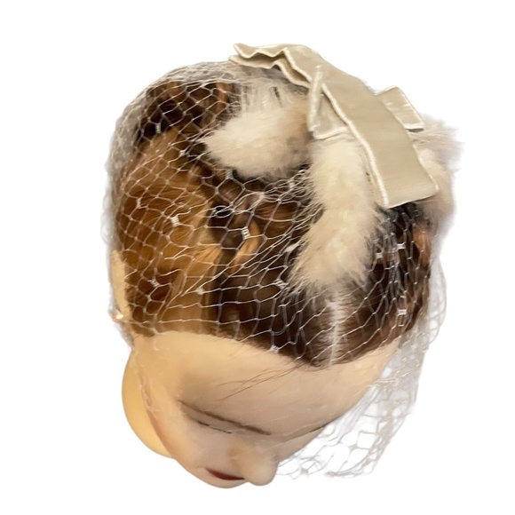 Vintage Women’s Beige Mesh Veil Hat Bow 1950s 1960s - Picture 3 of 9